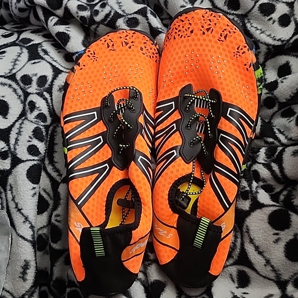 Size 10 Mens (12 womans) Adult Bright Orange water shoes BRAND NEW